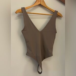 Babaton Aritzia Contour V-Neck Bodysuit Brown Sleeveless Sz Medium